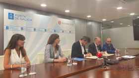 El vicepresidente segundo y conselleiro de Presidencia, Xustiza e Deportes, Diego Calvo, y el rector de la Universidade, Manuel Reigosa, firman un acuerdo de colaboración.