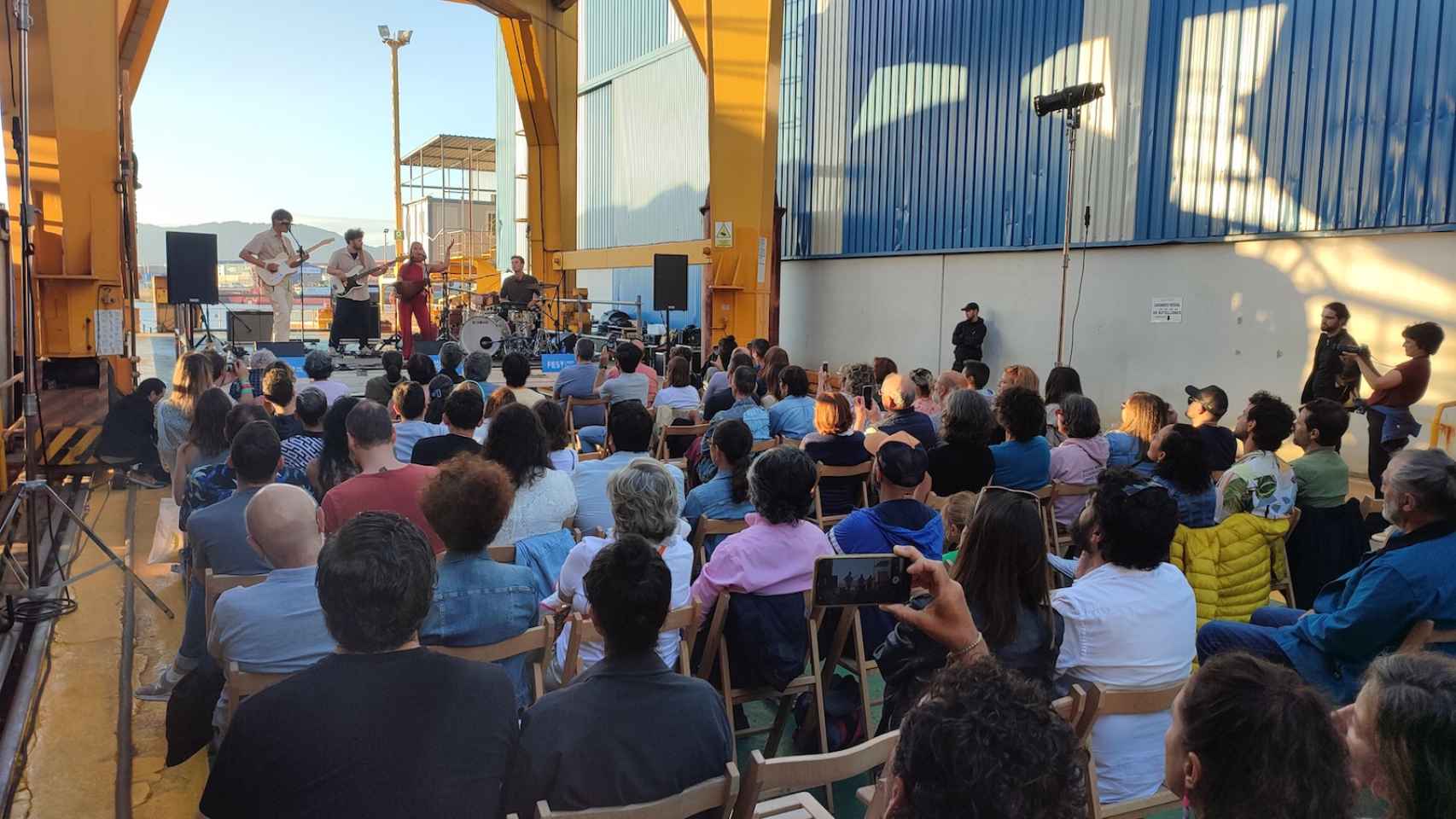 Concierto de AySay en los astilleros Cardama con motivo del Festival Sinsal.