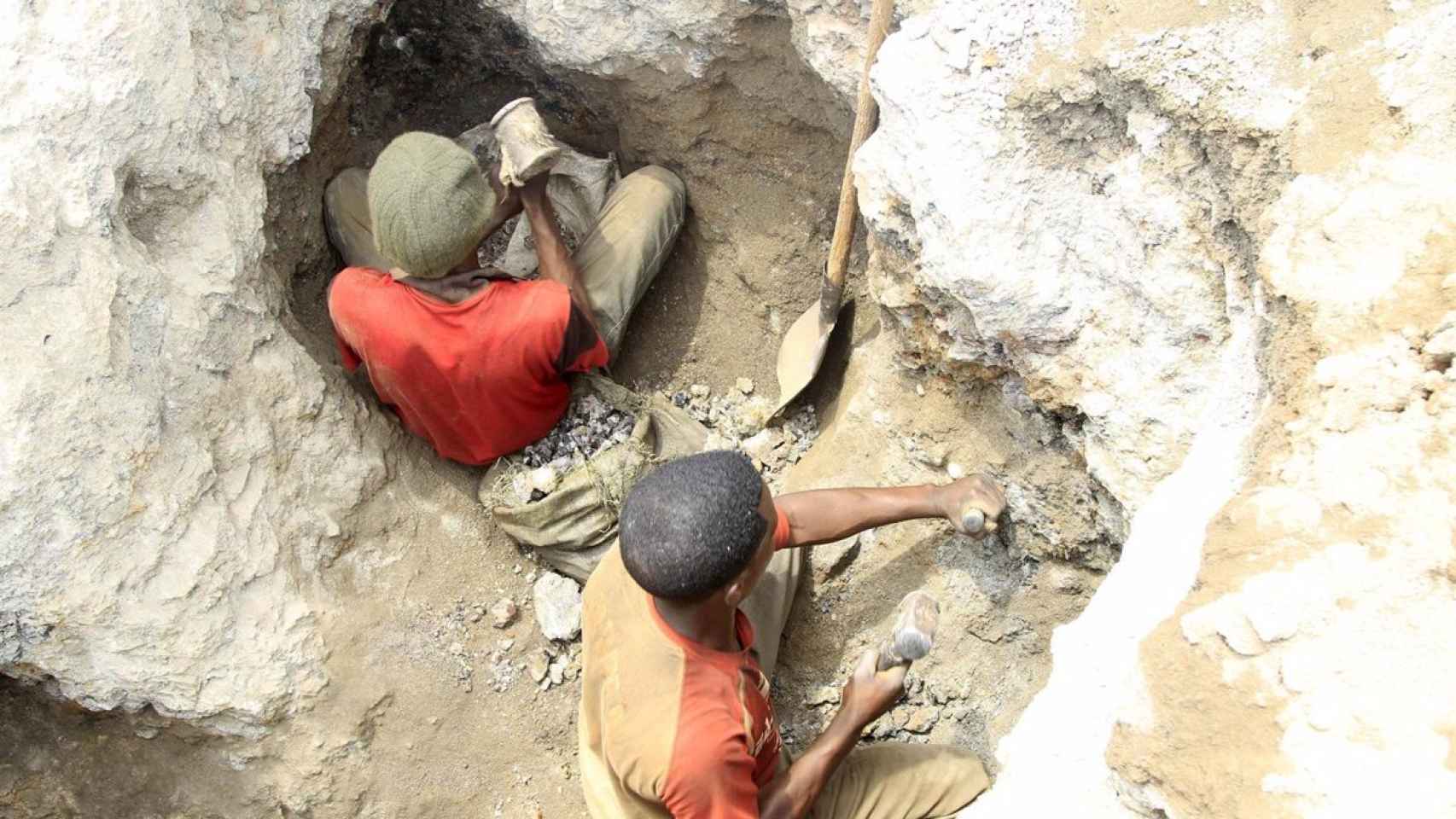Niños trabajando en una mina de cobalto de la República Democrática del Congo.