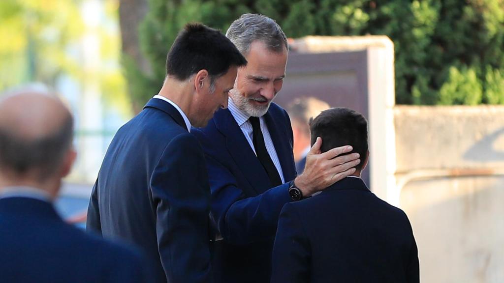 Felipe VI intercambia gestos de cariño a su llegada al tanatorio.