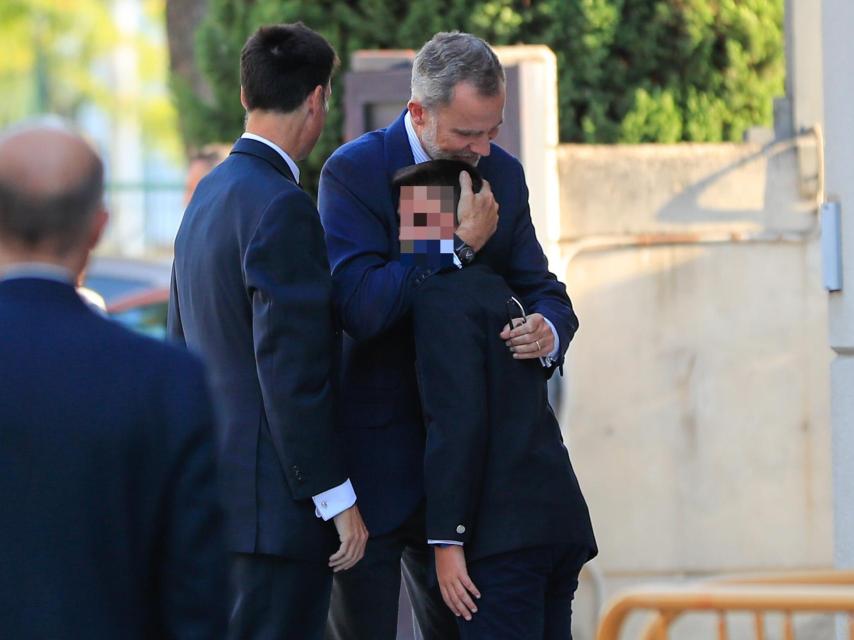 La emoción del rey Felipe VI al abrazar a un menor a su llegada el tanatorio.