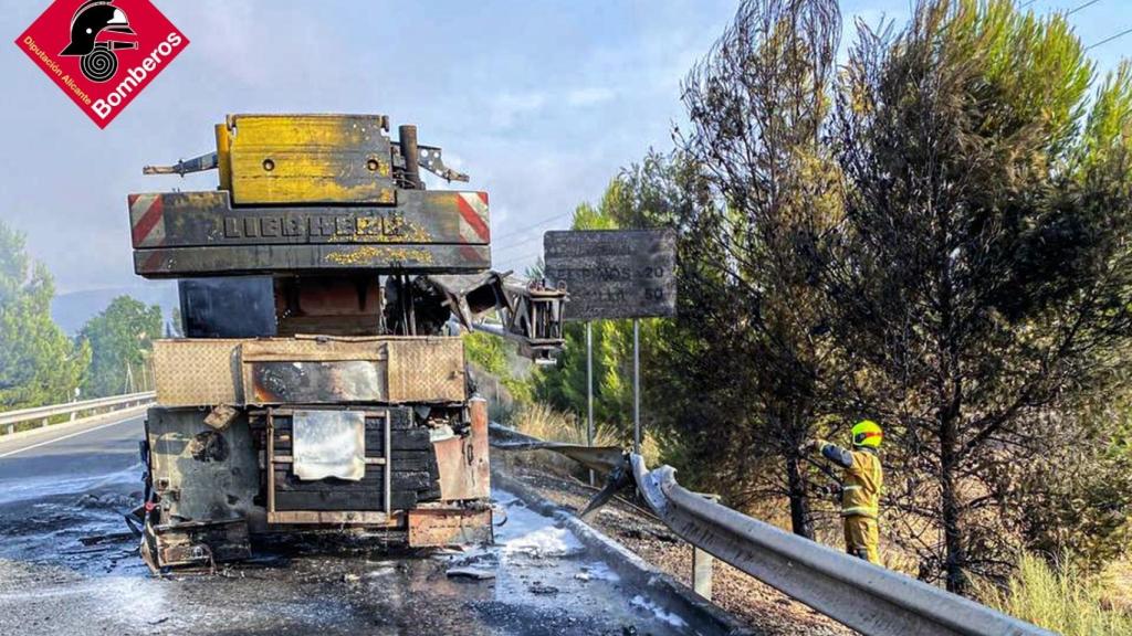 Accidente de una grúa-camión en la entrada de Monóvar.