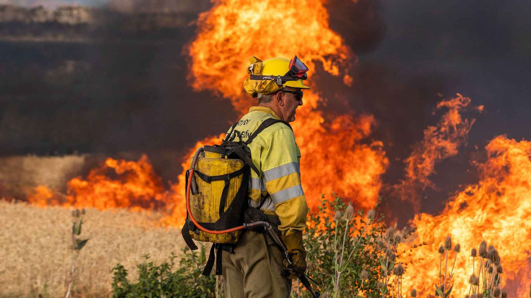 Un bombero observa las llamas del incendio de Quintanilla del Coco, en Burgos.
