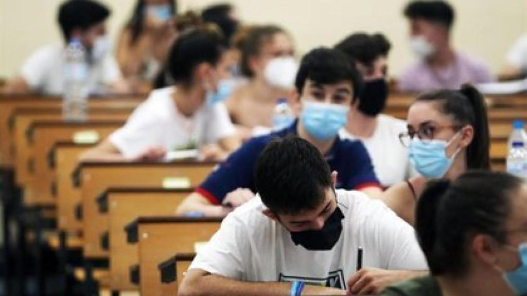 Varios alumnos realizan un examen de Selectividad en Barcelona.