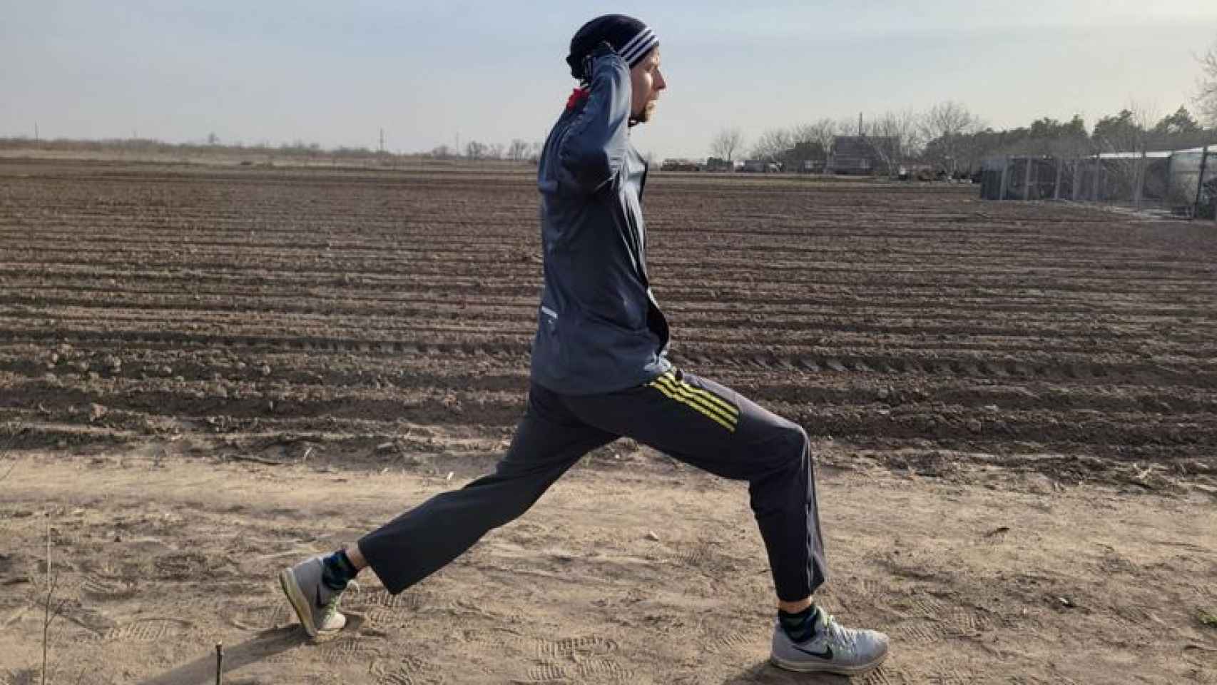 Andriy Protsenko, entrenando en su refugio en Ucrania