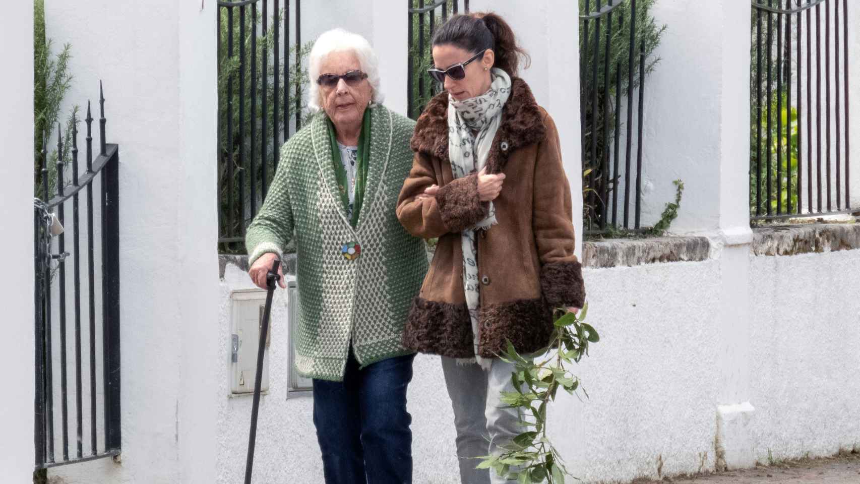 Menchu Álvarez del Valle junto a su nieta, Telma Ortiz, paseando por Ribadesella en 2019.