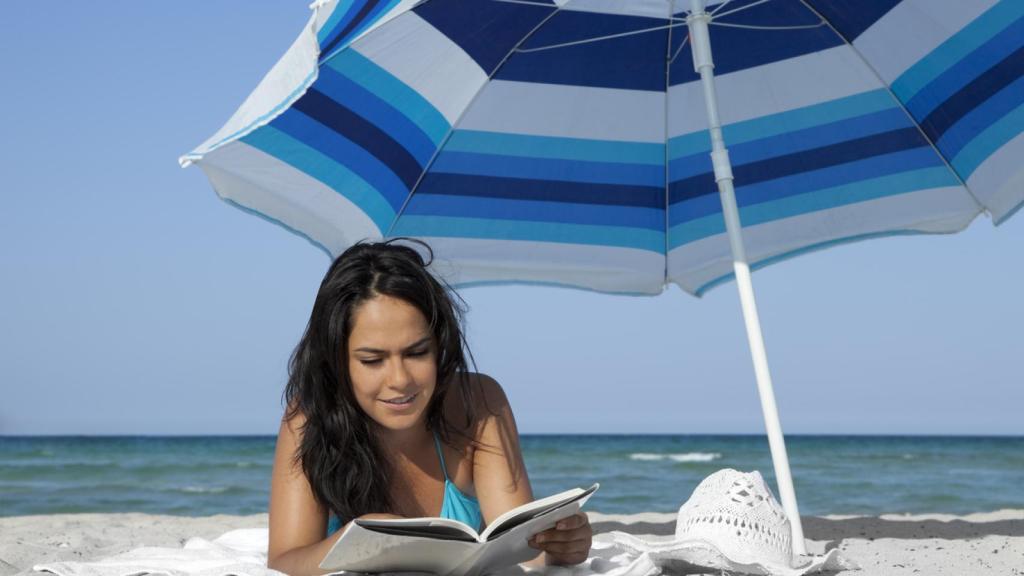 Mujer disfrutando en la playa de sus vacaciones.