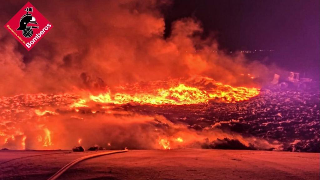 Llamas altas y columna de humo negro en un aparatoso incendio en un vertedero de Monóvar.