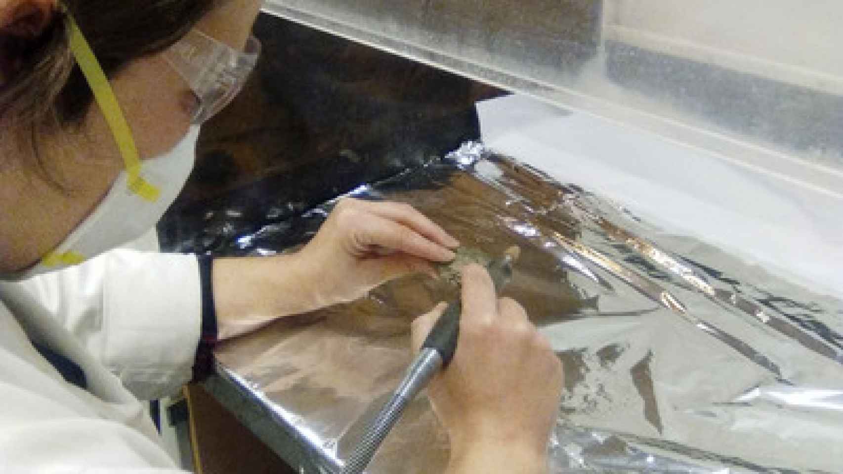 Marta Francés (UBU) procesando muestras para la extracción de residuos orgánicos en cerámicas de El Portalón de Cueva Mayor