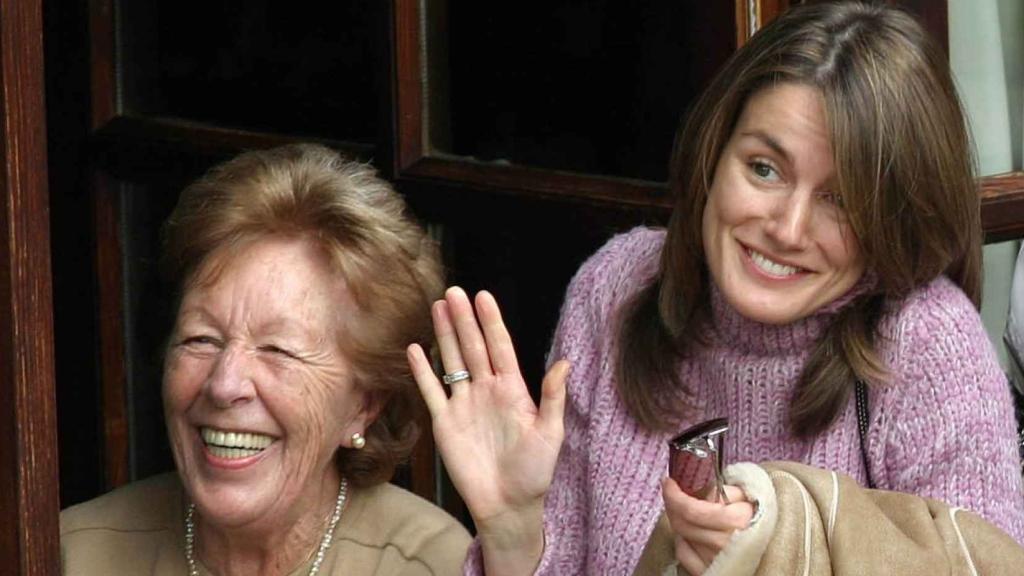 Menchu Álvarez del Valle junto a su nieta, Letizia Ortiz Rocasolano, a las puertas de su casa de Sardéu, en Ribadesella.