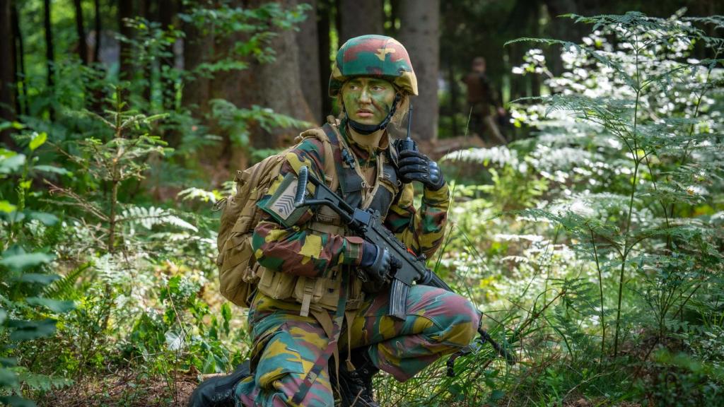 La princesa de Bélgica durante un entrenamiento militar en su campamento de verano.