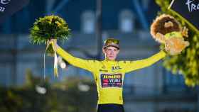 Jonas Vingegaard en lo alto del podio de París como ganador del Tour de Francia