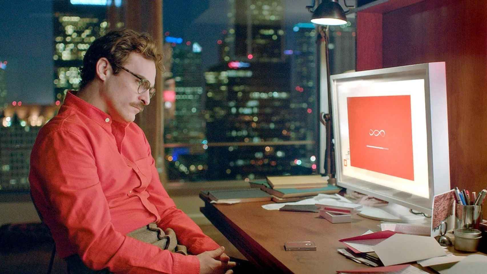 Joaquin Phoenix, enamorado de una inteligencia artificial en la película 'Her' (Spike Jonze, 2013)