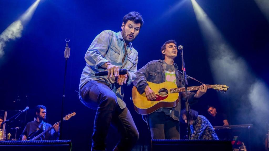 Willy Bárcenas, cantante del grupo Taburete, y el guitarrista Antón Carreño durante un concierto