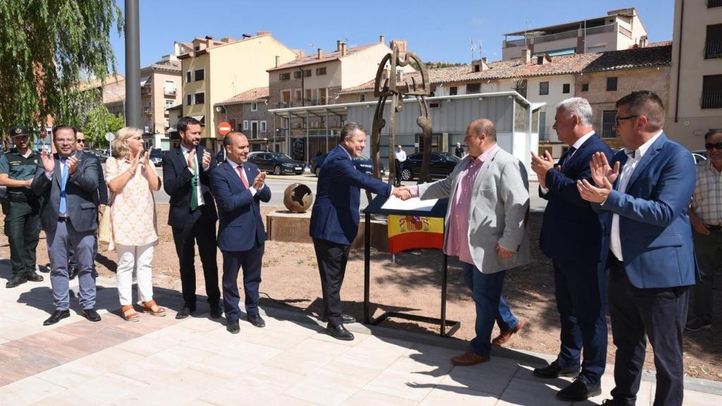 El presidente de Castilla-La Mancha, Emiliano García-Page, inaugurando el paseo de los Adarves de Molina de Aragón