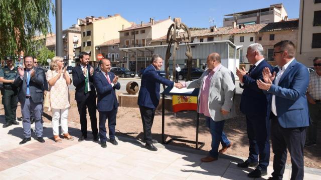 El presidente de Castilla-La Mancha, Emiliano García-Page, inaugurando el paseo de los Adarves de Molina de Aragón