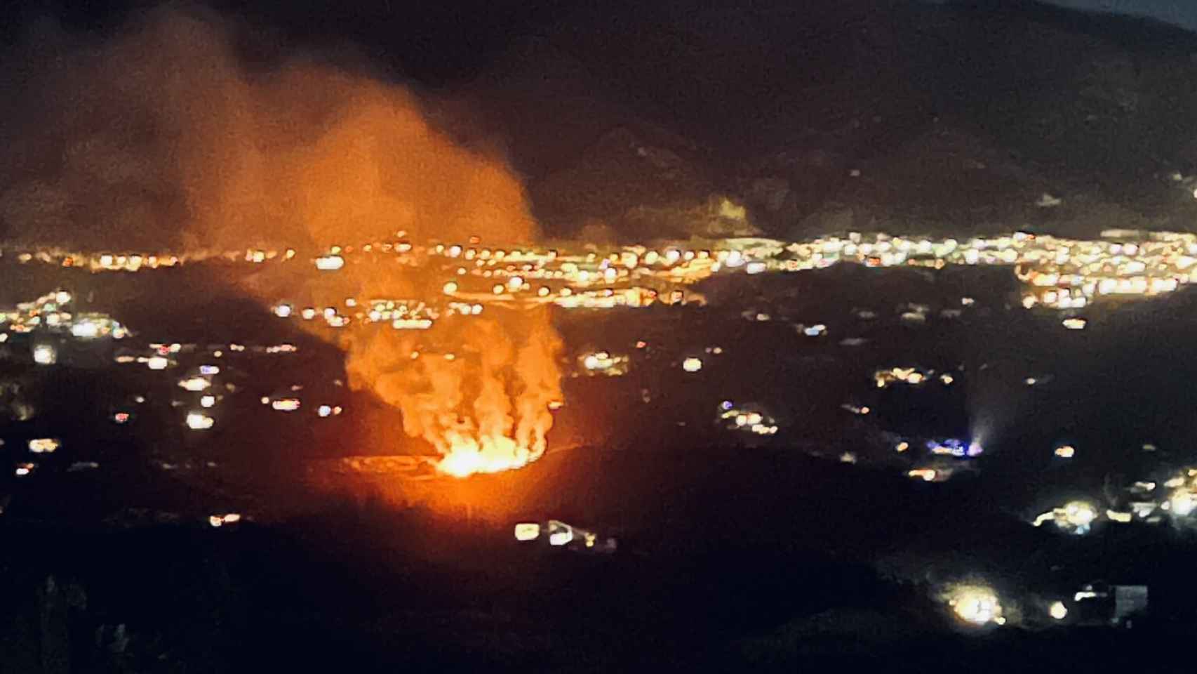 Un fuego declarado en la zona de Doña Pilar, en Mijas (Málaga) alarma a los vecinos.