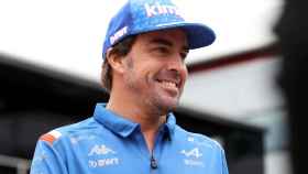 Fernando Alonso ‘aparca’ su Alpine para subirse con su novia a un Ferrari de un millón de euros