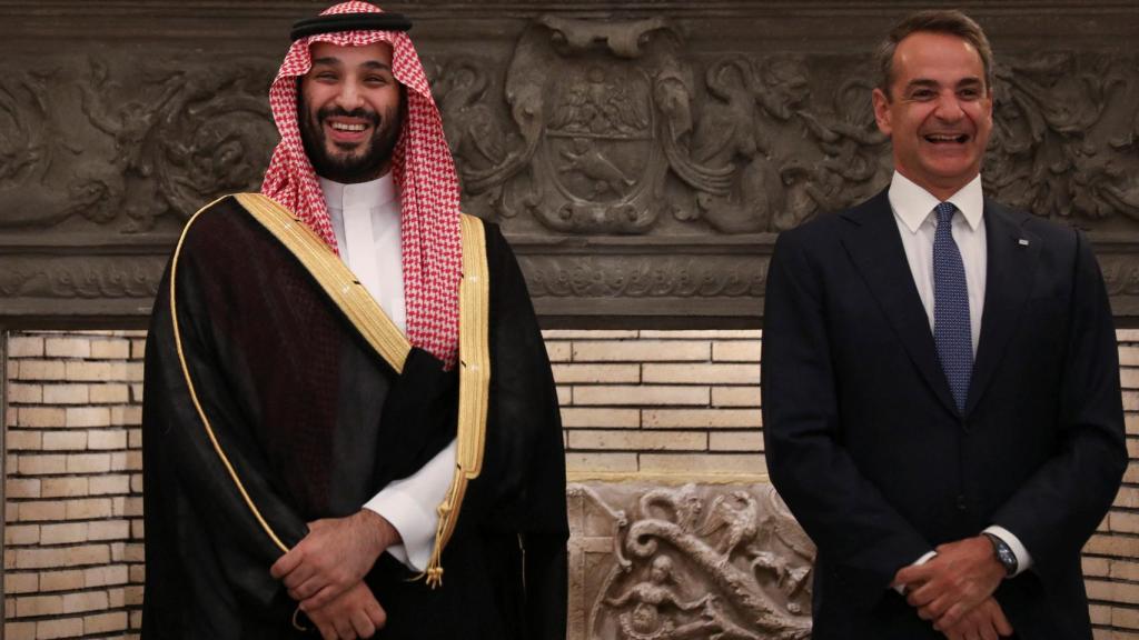 El príncipe saudí Mohamed Bin Salman junto al primer ministro griego, Kyriakos Mitsotakis.