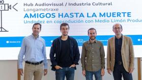 El productor Álvaro Pérez Becerra y el director Javier Veiga junto a responsables de la Xunta