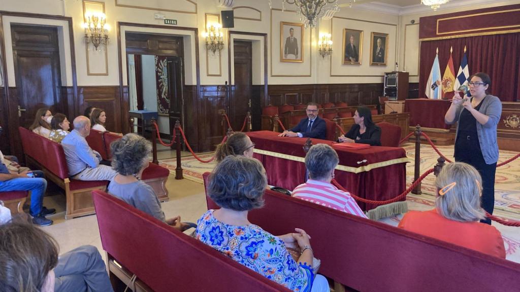 El alcalde de Ferrol con  representantes de las entidades esta mañana