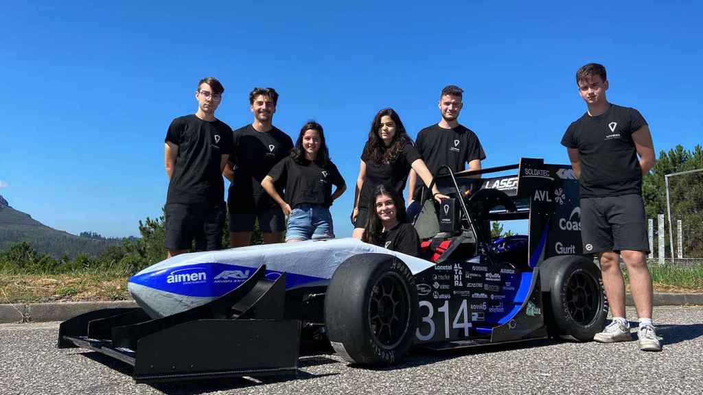 El equipo UVigo Motorsport junto al UM22.