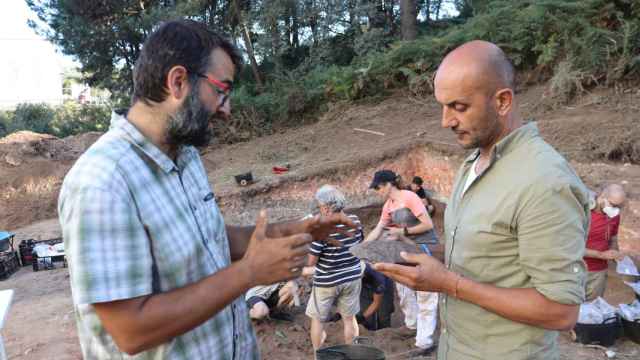 Arqueólogos trabajando en el yacimiento de las Gándaras de Budiño.