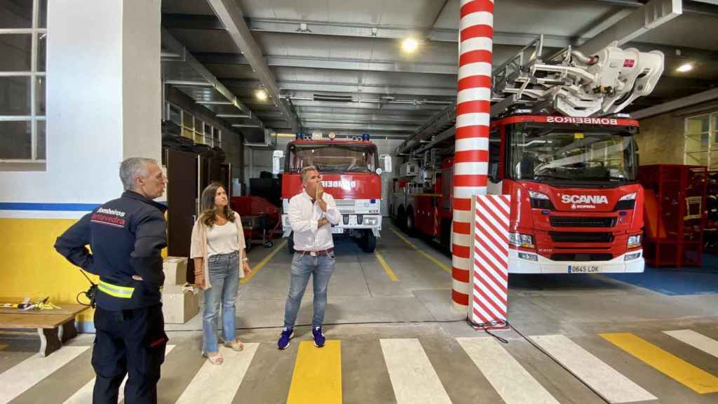 Los concejales del PP de Pontevedra, Rafa Domínguez y Pepa Pardo, visitan el parque municipal de Bomberos de Pontevedra.