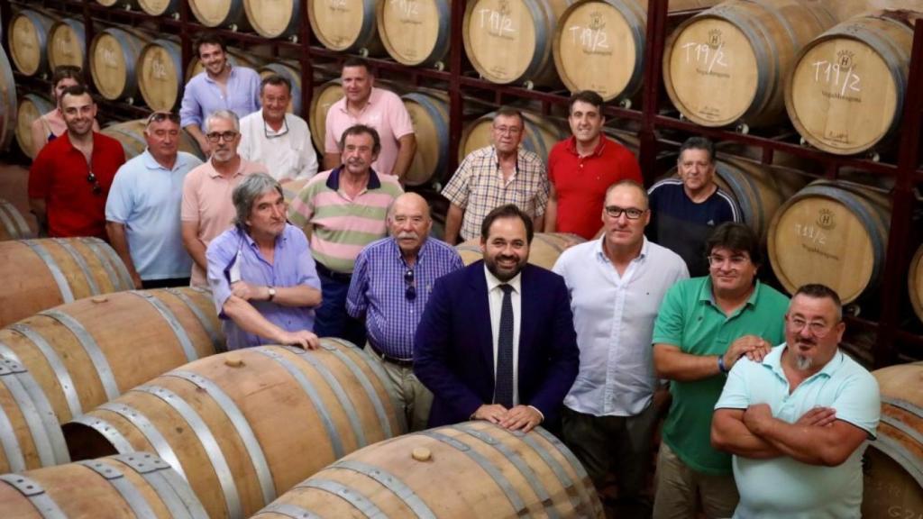 Paco Núñez visitando este miércoles una bodega.