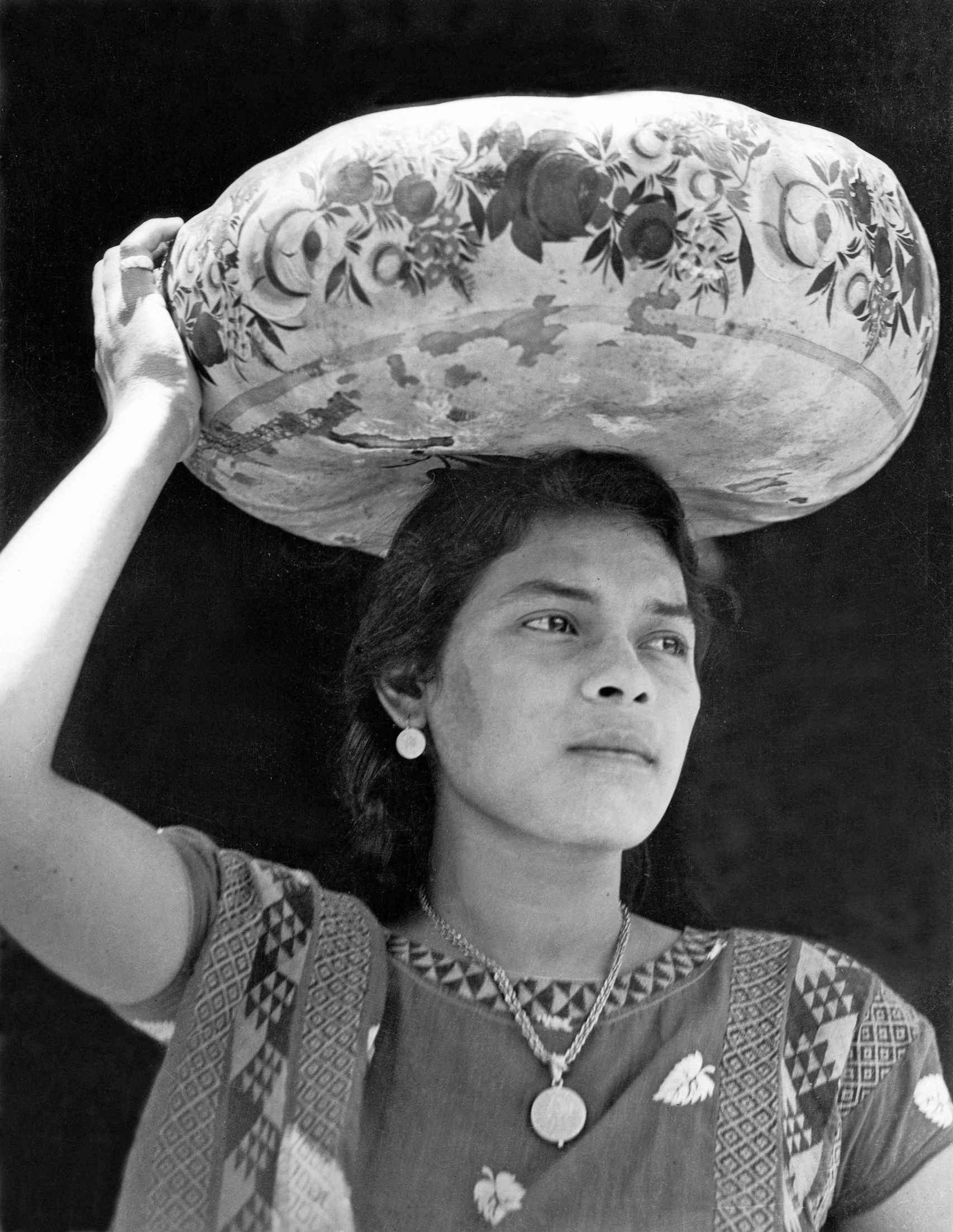 Tina Modotti: 'Mujer con jícara en la cabeza', 1929, Juchitán, Oaxaca, México. Foto: © Tina Modotti. Courtesy: Galerie Bilderwelt, Reinhard Schultz