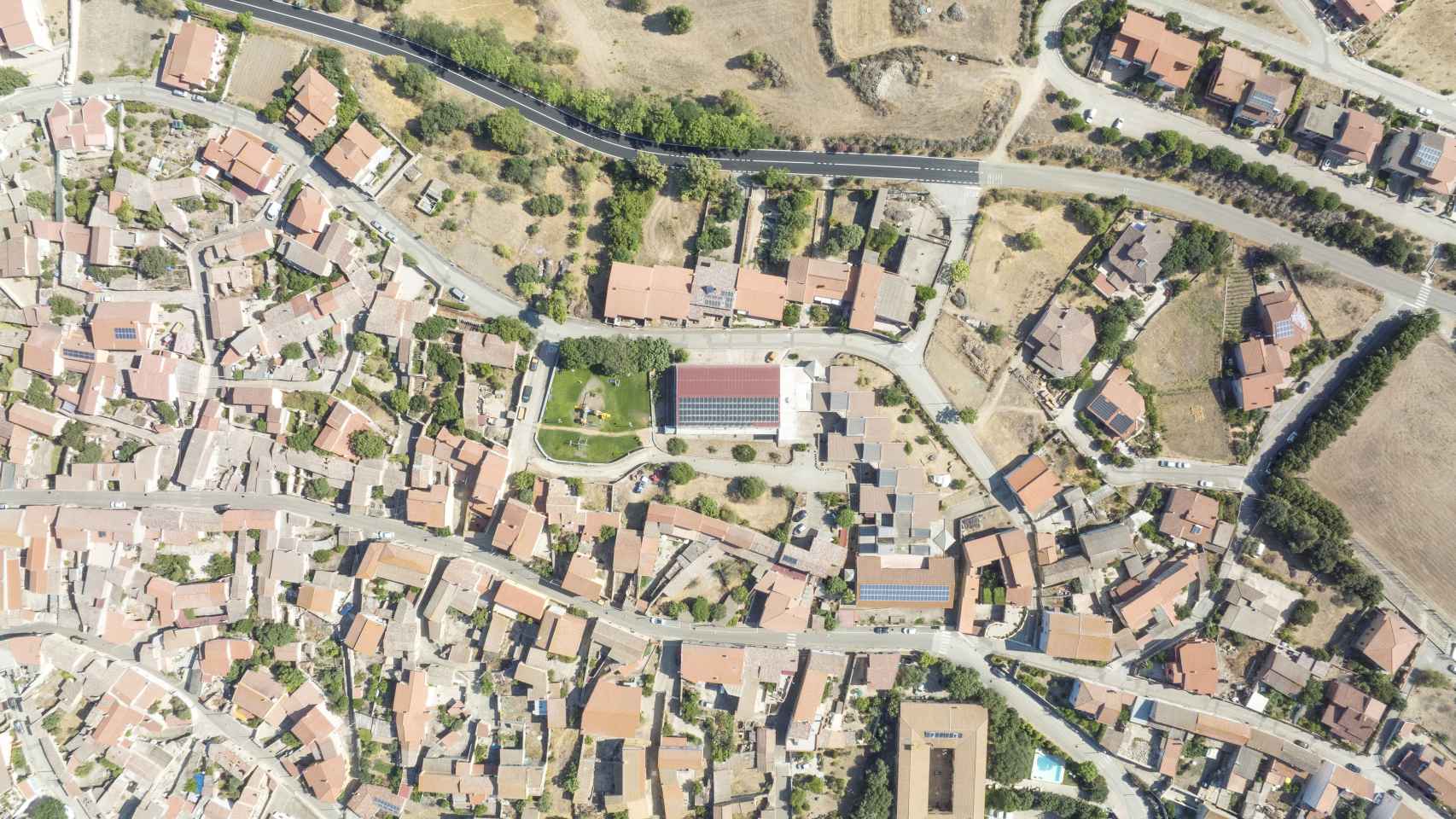 Vista aérea de los paneles fotovoltaicos de la comunidad energética de Villanovaforru en Cerdeña.