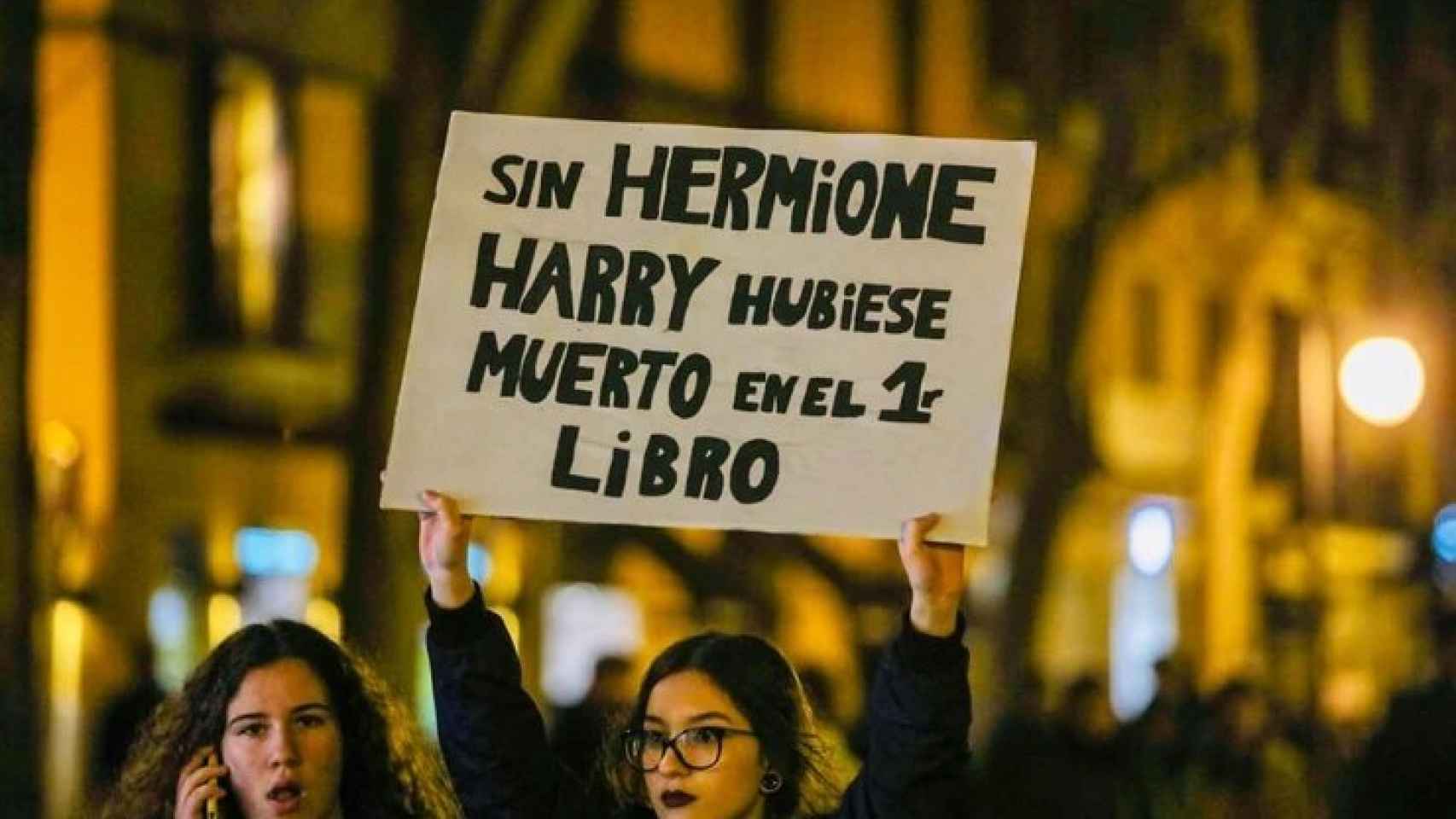 Lectoras de la saga Harry Potter manifestándose a favor de Hermione.