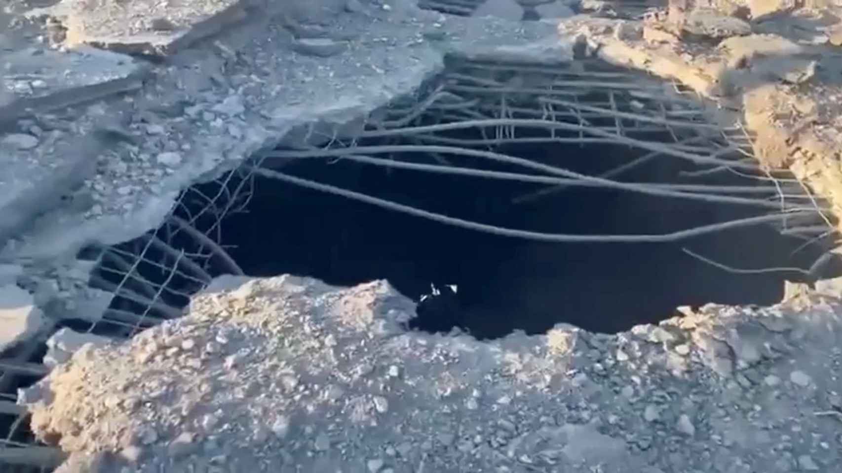 Imagen del aspecto de parte del puente bombardeado por Ucrania en Jersón