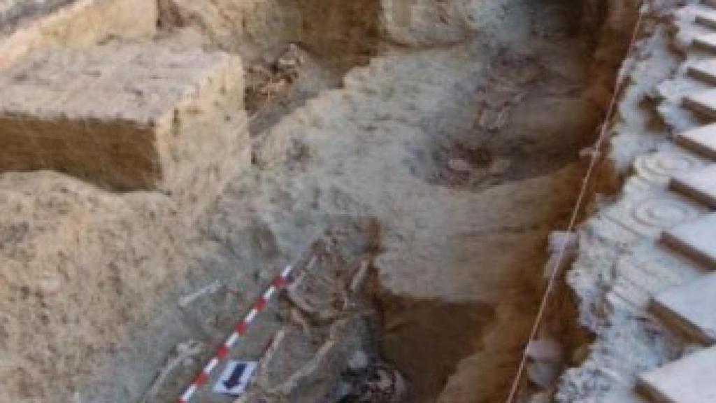 Imagen de la excavación del enterramiento en el interior del Convento de la Trinidad.