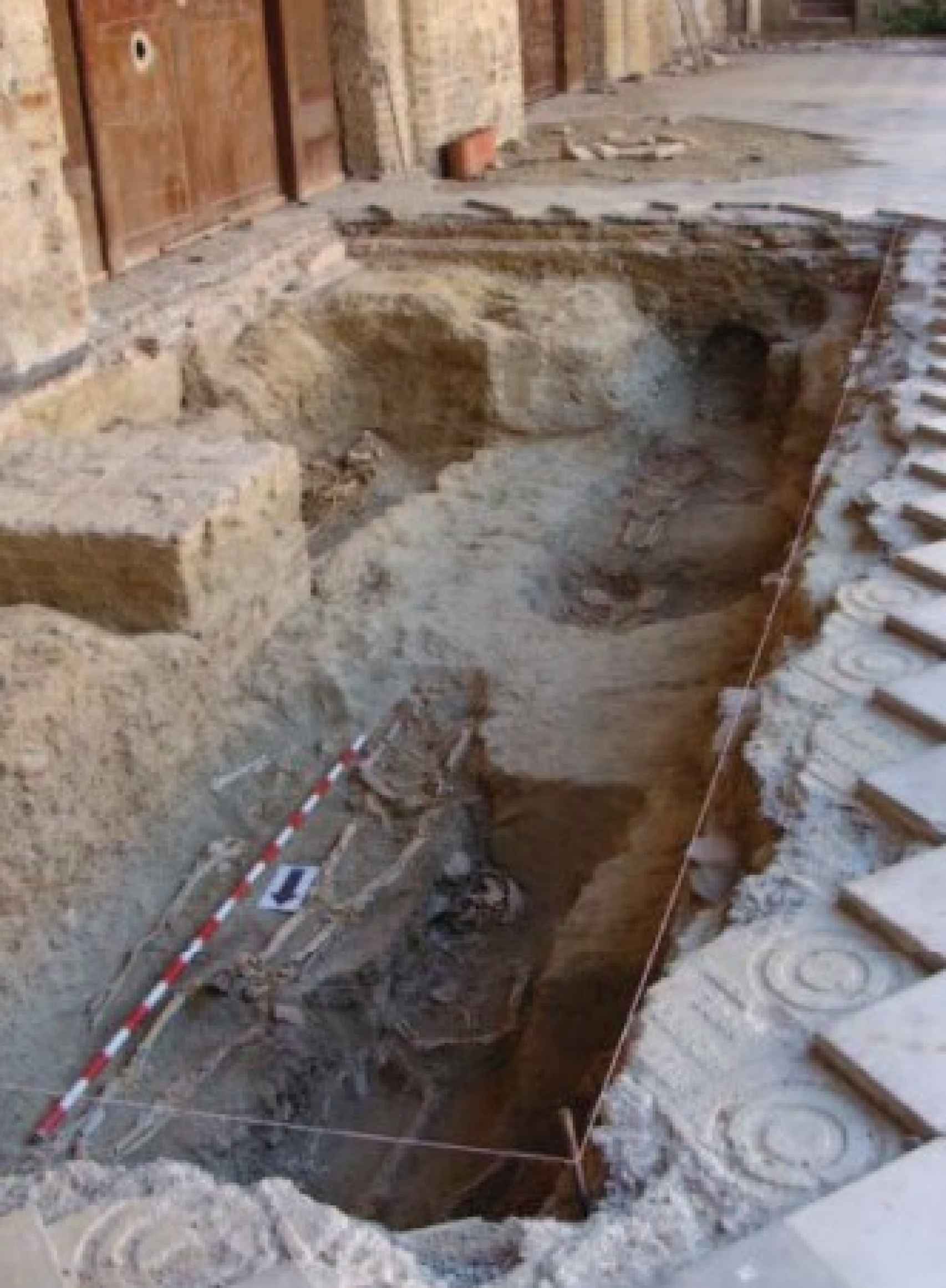 Imagen de la excavación del enterramiento en el interior del Convento de la Trinidad.