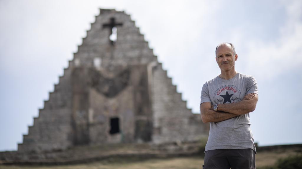 El alcalde de Valle de Valdebezana, Juan Carlos Díaz Díaz, frente a la Pirámide de los Italianos