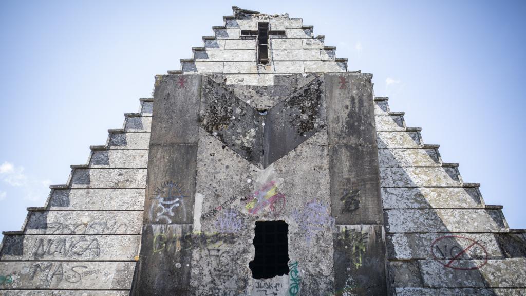 Una gigantesca 'M' invita a adentrarse en el interior del mausoleo