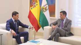 El presidente de la Junta, Juanma Moreno, en su encuentro con el presidente del Gobierno, Pedro Sánchez, en Moncloa.