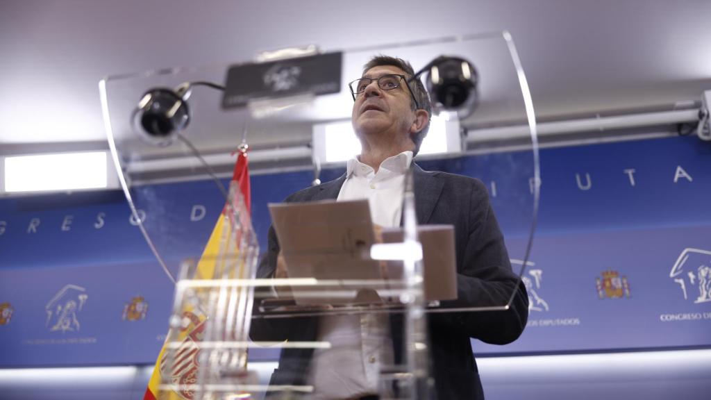 Patxi López durante la presentación del impuesto a la banca.