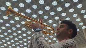 La trompeta de Manuel Blanco bajo el bosque de luces del ADDA tras su ensayo con la orquesta.