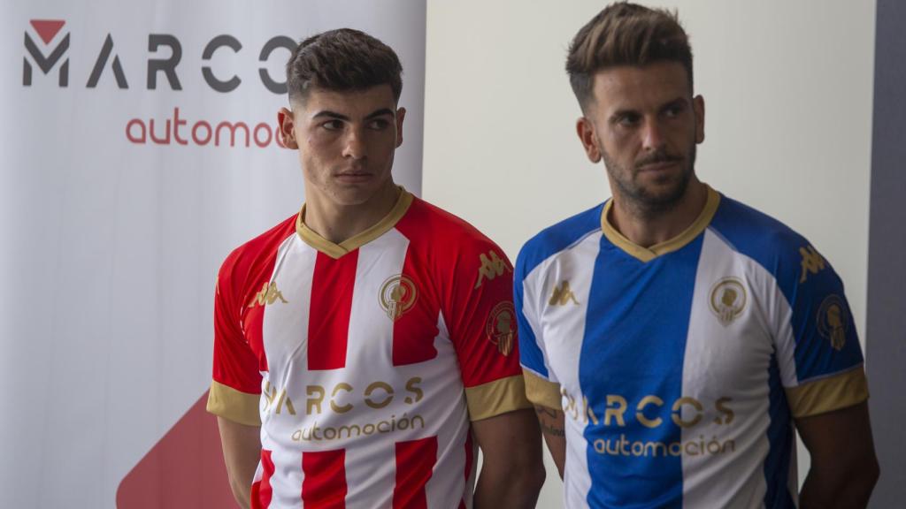 Las camisetas con la equipación del Hércules.