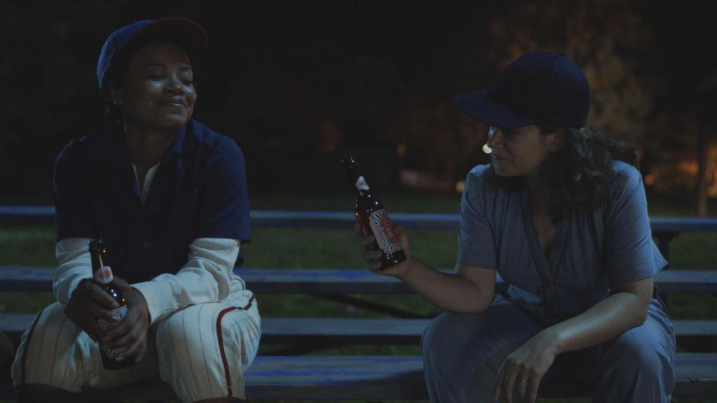 Chanté Adams y Abbi Jacobson en 'A League of Their Own.