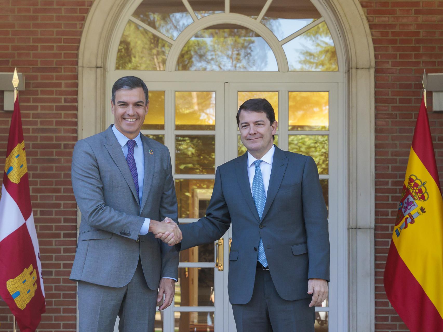 El presidente del Gobierno, Pedro Sánchez, y el presidente de la Junta, Alfonso Fernández Mañueco, durante su reunión de este jueves en La Moncloa.