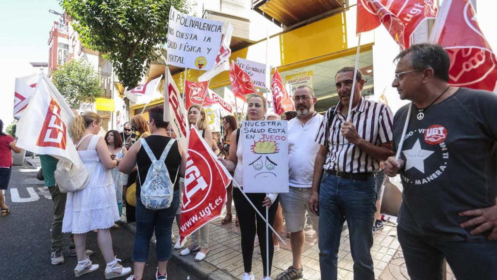 Los trabajadores de la empresa Alimerka se concentran ante las puertas de uno de los supermercados de León capital