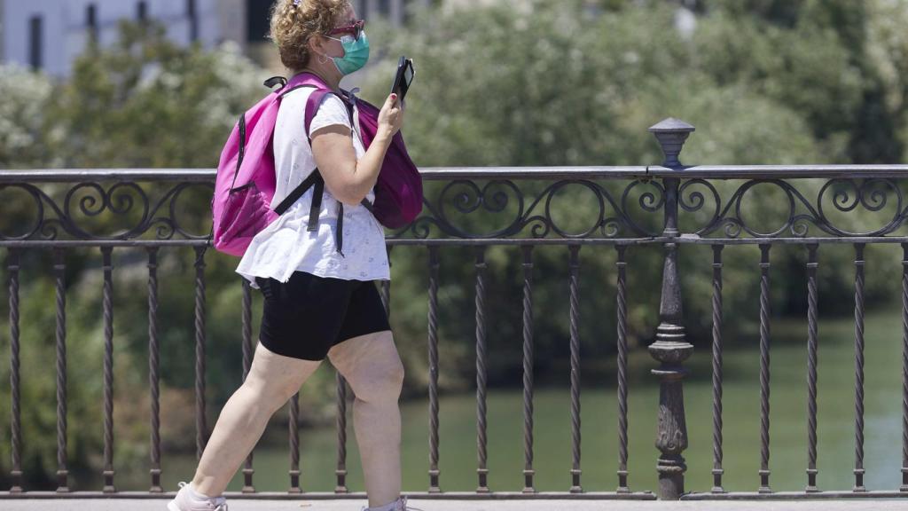 Una mujer con mascarilla en Sevilla.