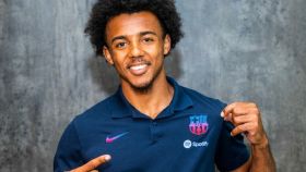 Jules Koundé posa con los colores del Barça