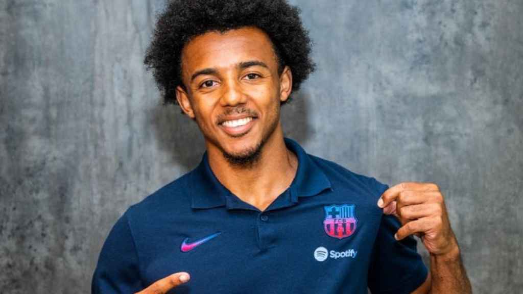 Jules Koundé posa con los colores del Barça