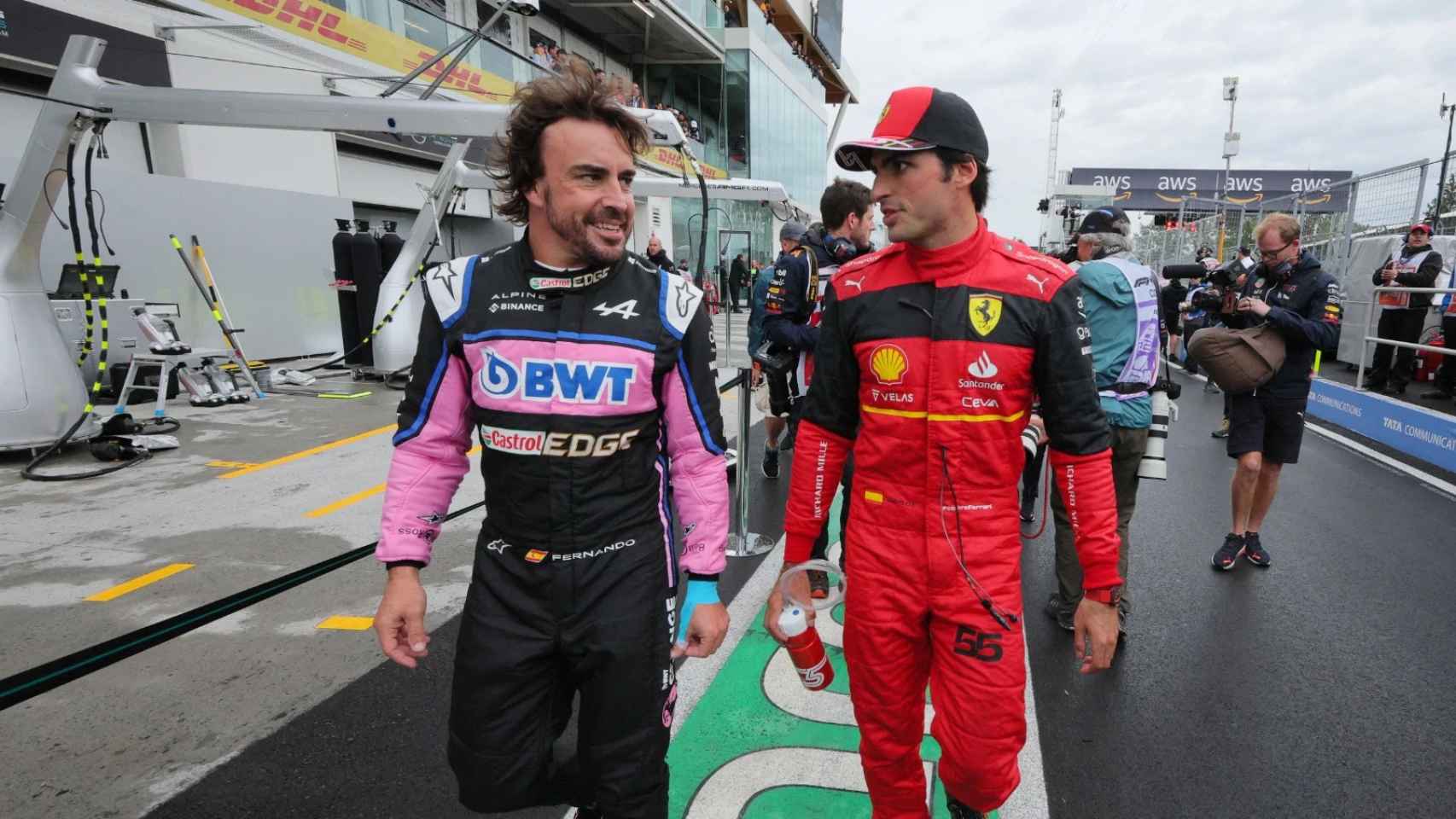 Fernando Alonso y Carlos Sainz, antes de una carrera en el Mundial de 2022