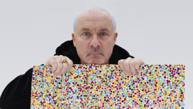 Damien Hirst, con algunas obras de ‘The Currency’. Foto: Prudence Cuming Associates LTD. Courtesy of Damien Hirst and Science