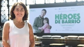 La directora gaditana Ángeles Reiné, posa delante del cartel de su segunda película, 'Héroes de barrio'. / Foto: Raúl Caro (Efe)